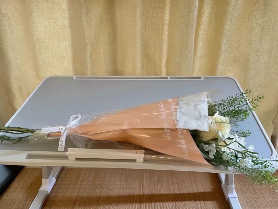 母亲节，女儿贴心地为张媛买了一束花。（图/受访者提供）
