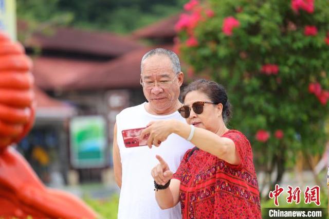 10月11日，海南三亚，“银发族”在三亚南山文化旅游区游玩留影。陈文武 摄