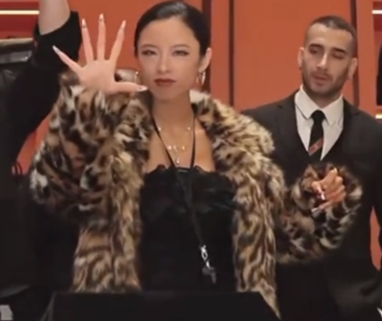 浑身名牌的富婆，卖5块一条内裤成直播一姐？中年男人那么好收割吗？|COCO|澳门|男装|高端|直播间_新浪新闻