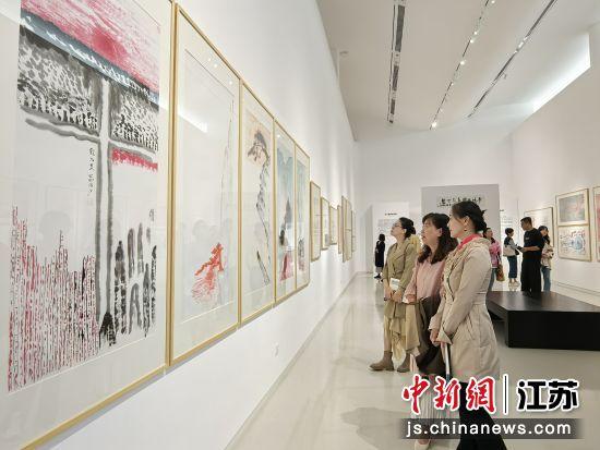 民众参观画展。 巴城镇党群工作局供图