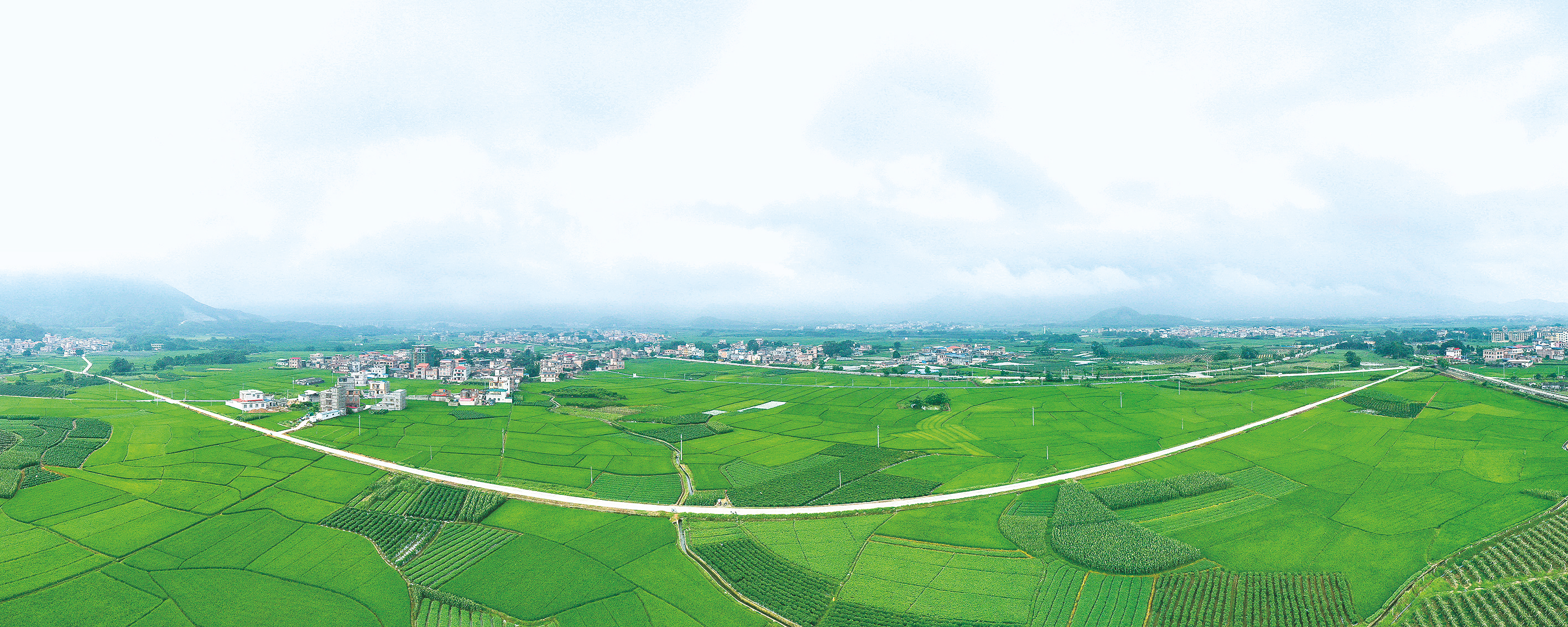 &nbsp;&nbsp;&nbsp;&nbsp;▲上林县巷贤镇农村公路穿过风景如画的乡村