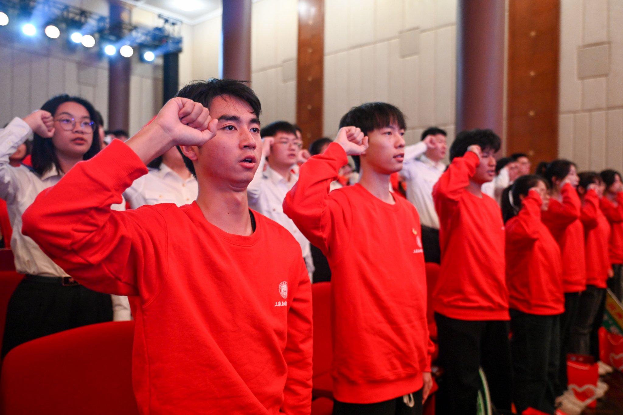 进博直击|九大类165种岗位,第七届进博会志愿者宣誓上岗