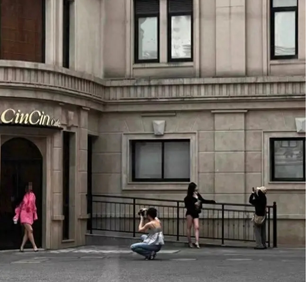 众网红打卡上海知名妇产医院,带一堆衣服换装猛拍