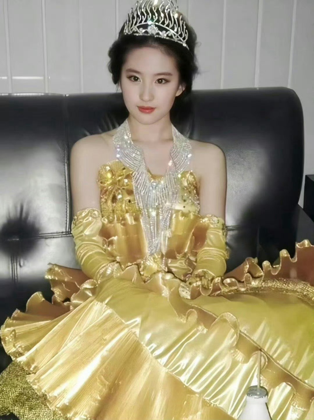 19岁的刘亦菲，已是金鹰女神的传奇人物，她的美艳与自信…|刘亦菲|金鹰_新浪新闻
