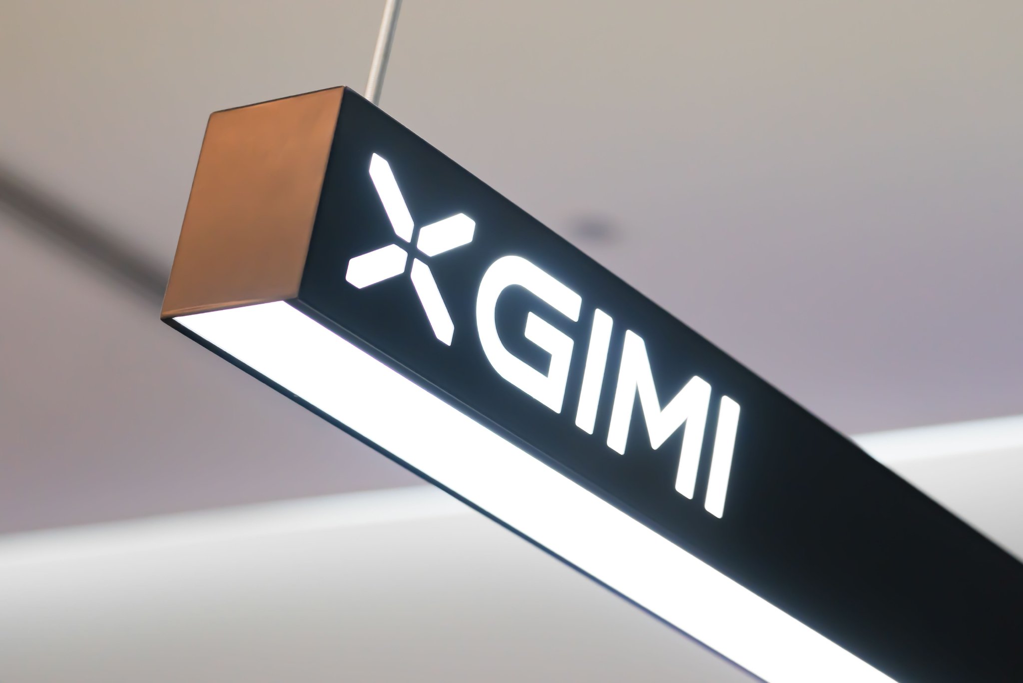 投影仪业务遇冷，极米科技能否讲好车载投影的新故事？