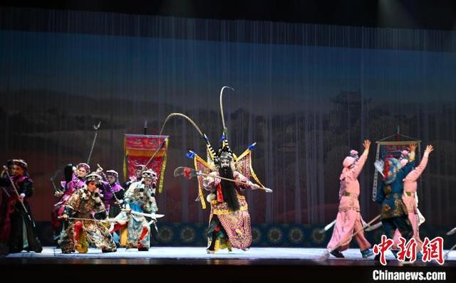 10月16日,泗州戏传统经典剧目《樊梨花诉堂》在安徽大剧院上演.