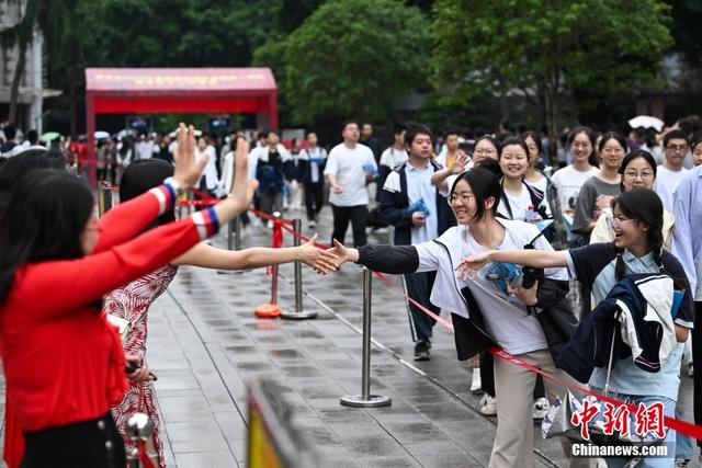 资料图：2024年全国高考拉开帷幕。中新社记者 何蓬磊 摄