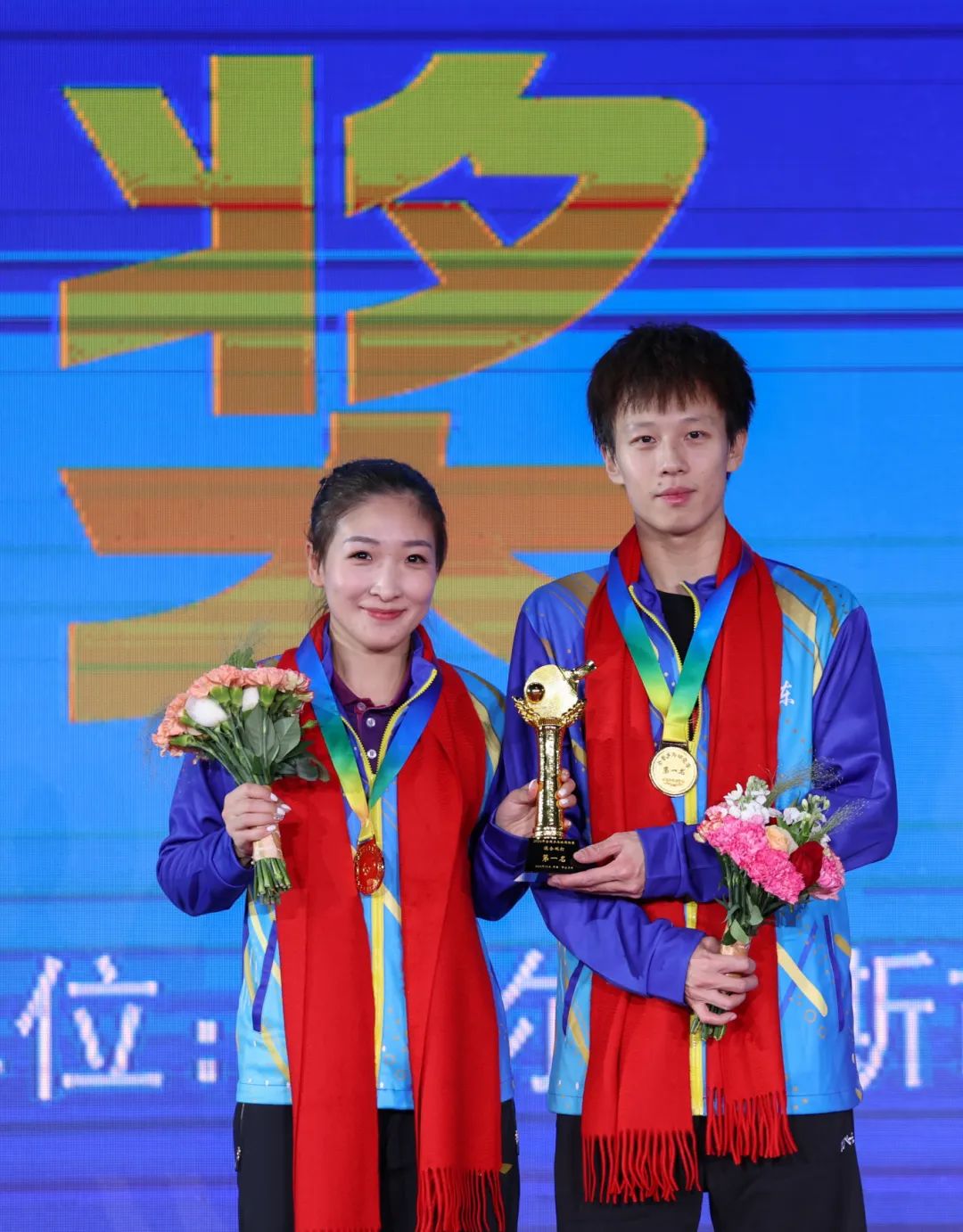 10月15日,林高远/刘诗雯(左)在颁奖仪式上.