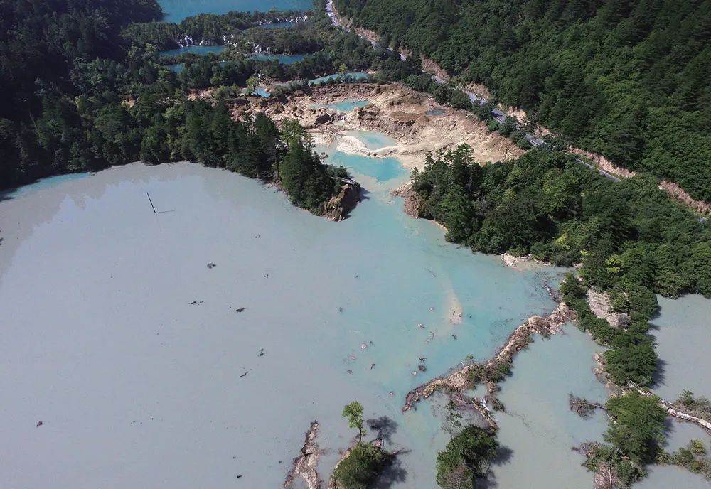 2017年8月9日,遭遇地震后的九寨沟火花海