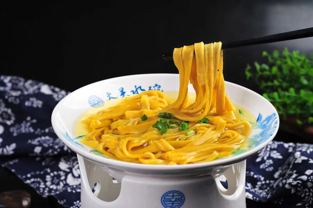 美食远近闻名桐城锌米,桐城小花茶叶桐城秋石,桐城老酒,羽绒被等特色