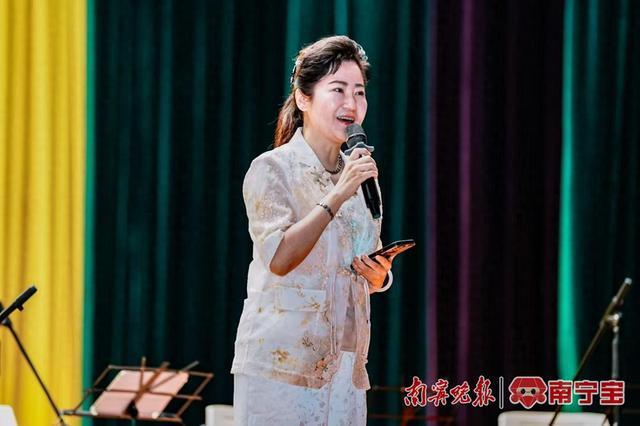 哈尔滨音乐学院王丹婷副教授在做音乐会导读。 通讯员 邓蔚/图