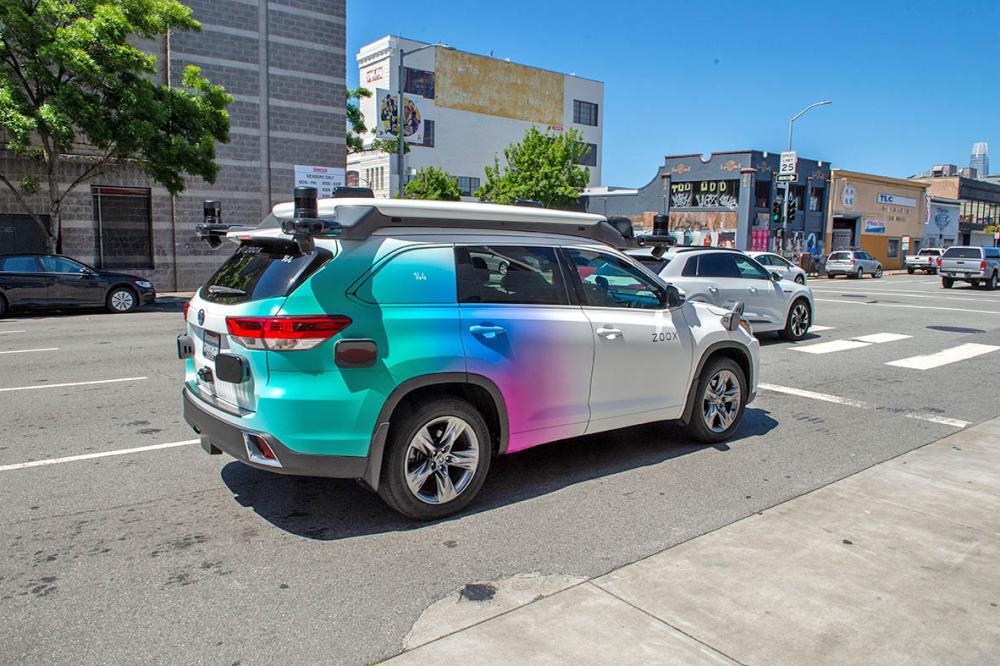 特斯拉“狂欢派对” Robotaxi商业化驶入冷静抉择期