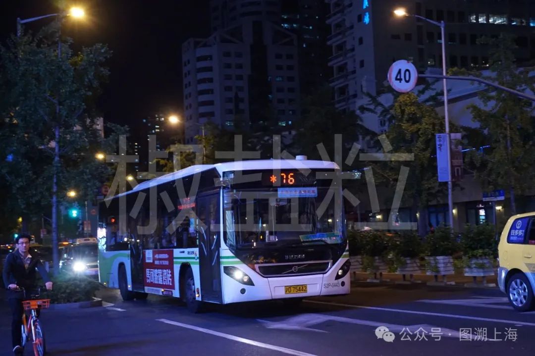 76路SWB6128V8LF(S2P)型客车，常德路（李凯 摄，2015）