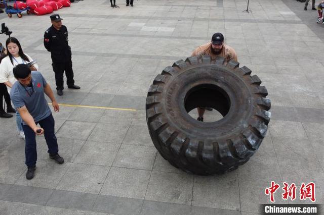 图为翻轮胎比赛.肖江川 摄
