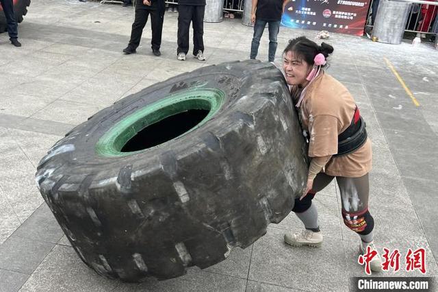 图为翻轮胎比赛.肖江川 摄