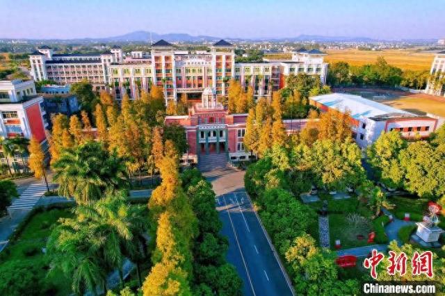 开平一中党委书记余锐湛在会上回顾了学校悠久的办学历史和丰硕的办学