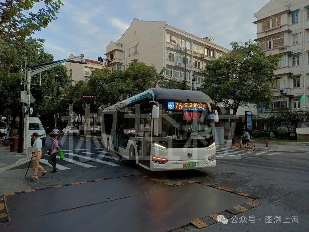 76路SWB6129BEV38(S2Y)型客车，昌化路海防路（天之蓝 摄，2023）