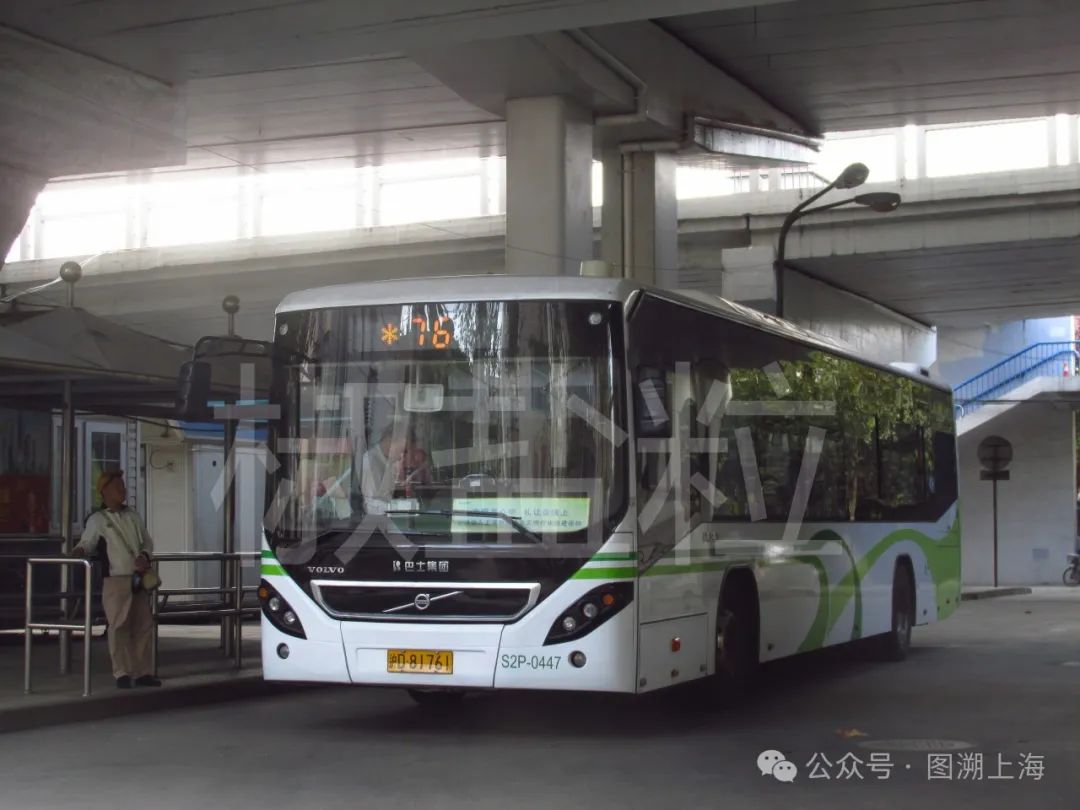 76路SWB6128V8LF(S2P)型客车，中潭路枢纽站（魏家钧 摄，2014）