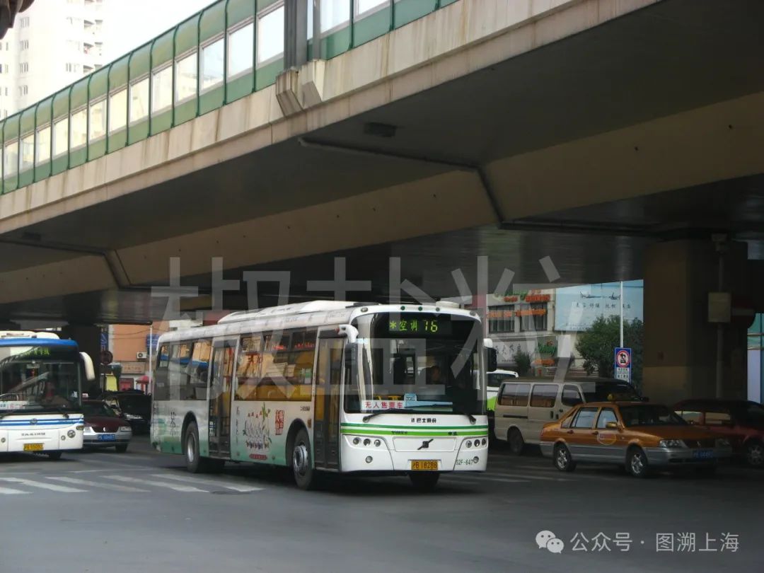 76路SWB6120V4(S2F)型客车，延安西路（魏家钧摄，2007）