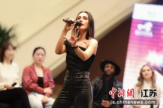 演出前，法语原版音乐剧《巴黎圣母院》的主演们与南京粉丝见面。南京保利大剧院供图