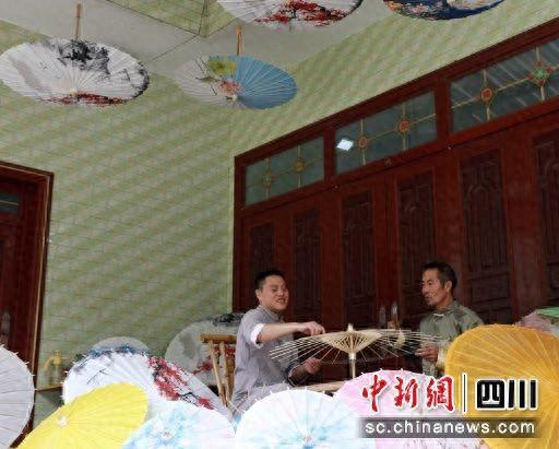 古法制作油黄伞。叙永县融媒体中心供图