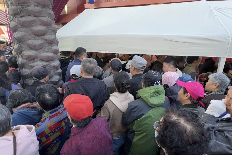 永辉门口拥挤的人潮 雪豹财经社（摄）