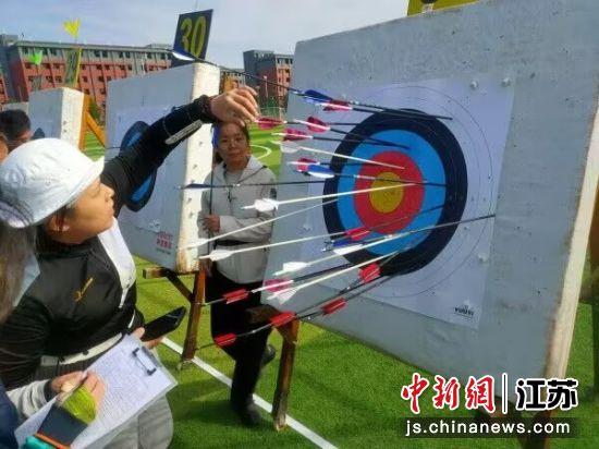 裁判员和参赛选手现场记录成绩。王浩 摄