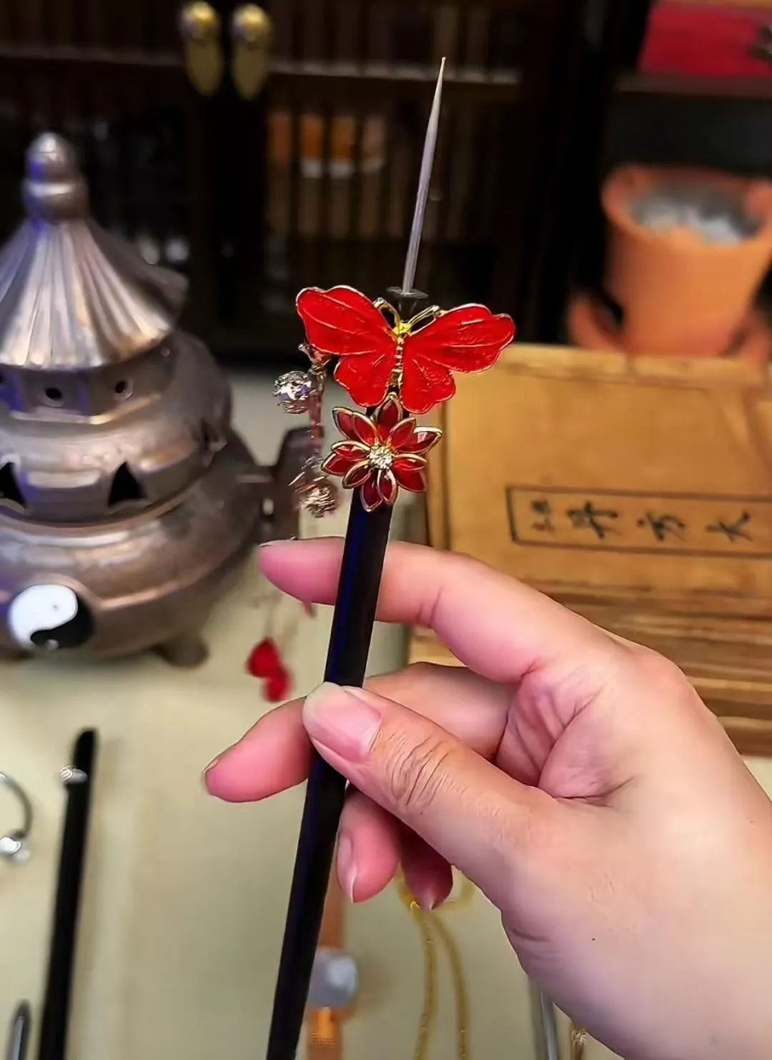谢冲设计的藏剑簪。（图/受访者提供）