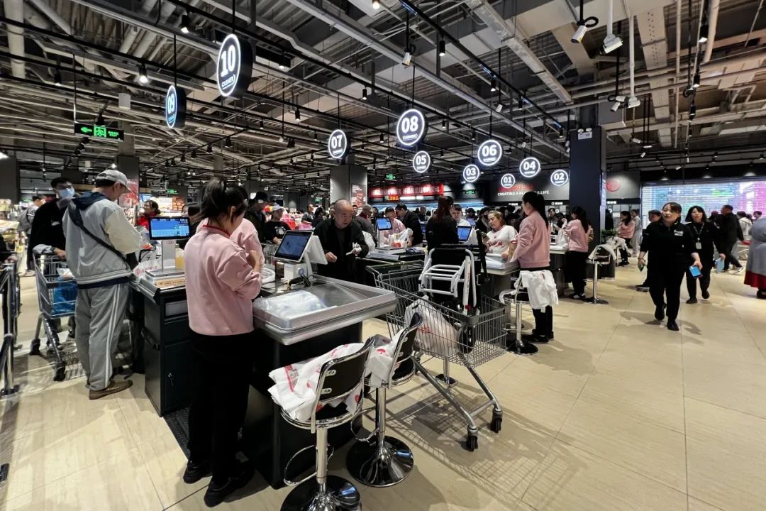喜隆多永辉增设多处收银台 雪豹财经社（摄）