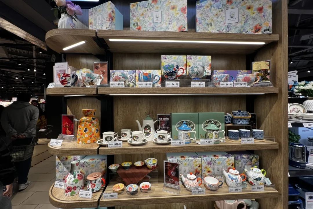 永辉超市内的茶具区 雪豹财经社（摄）