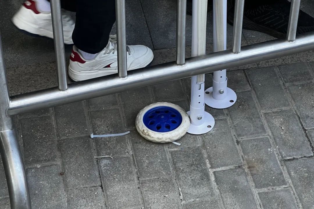 拥挤过后，现场留下一个购物车的车轮 雪豹财经社（摄）
