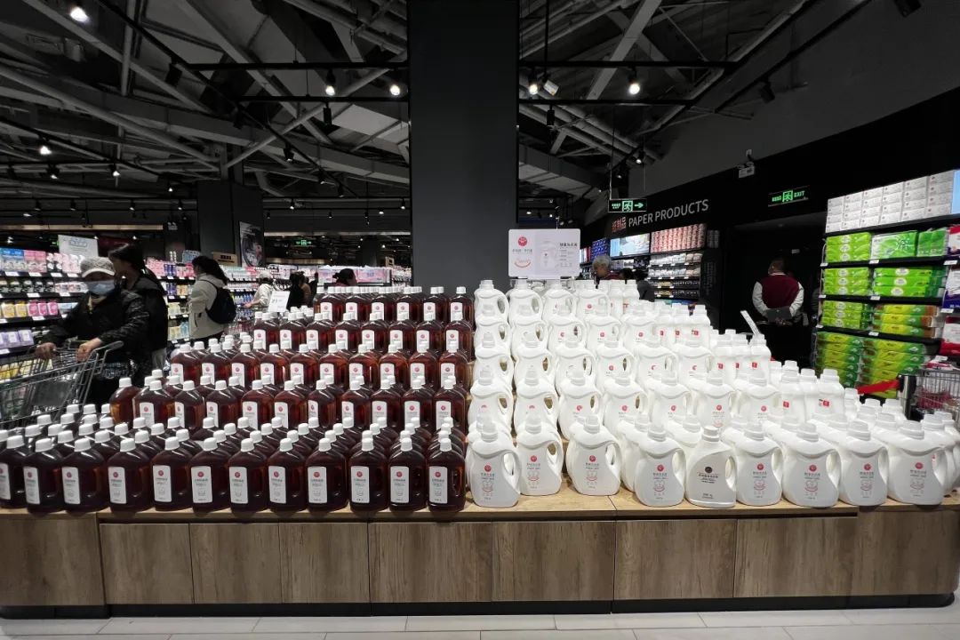 永辉优选洗衣液和消毒液，图中有一瓶DL产品 雪豹财经社（摄）