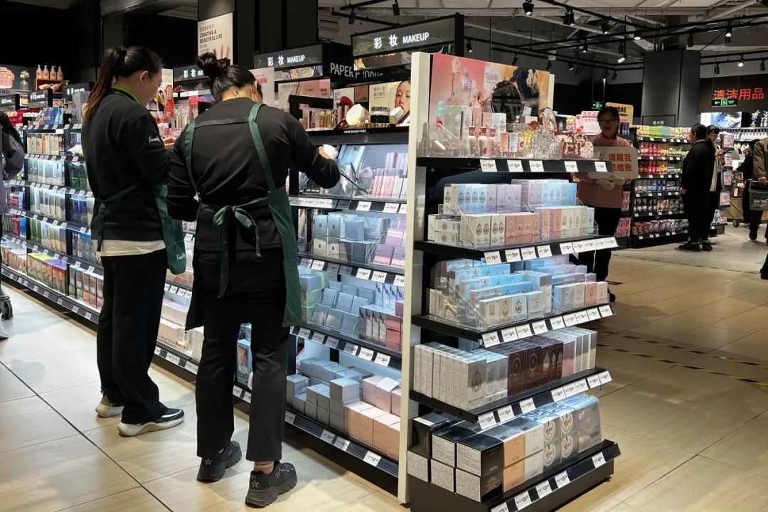 喜隆多永辉内的彩妆区 雪豹财经社（摄）
