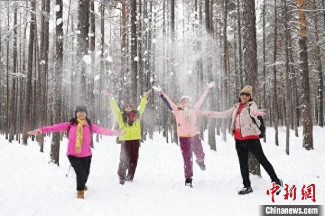 “神州北极”漠河再次迎来暴雪天气，游客在当地玩雪。 邵天李 摄