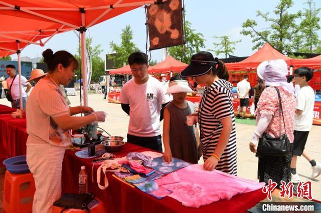 民众在“秋韵满怀 更好潍坊”潍坊市秋季黄河大集暨“上合之美”手造精品展现场了解手工产品。(资料图)高密市委宣传部供图