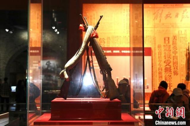 图为纪念馆内的“小米加步枪”。中新社记者 张远 摄