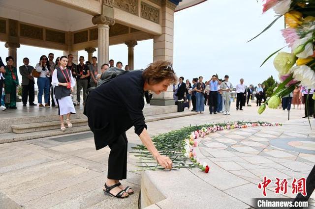 图为陈嘉庚孙女陈佩仪献花。中新社记者 王东明 摄