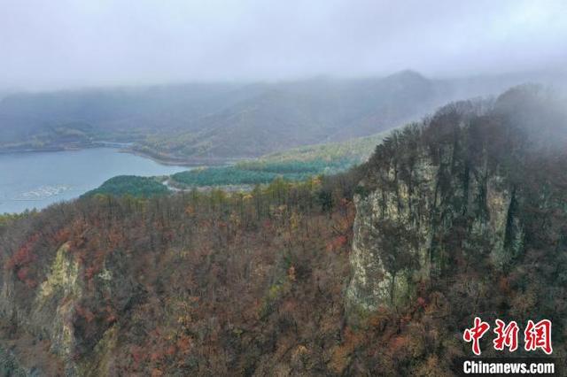 图为航拍辽宁本溪县秋色美景。（无人机照片）中新社记者 于海洋 摄