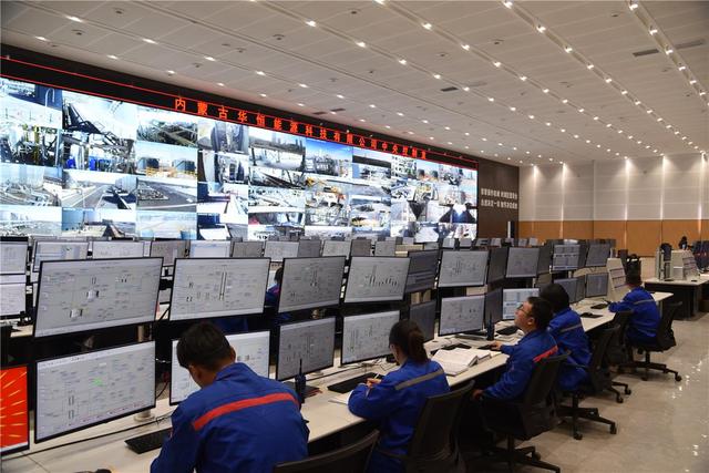 华恒能源科技有限公司新型材料产业链一体化项目中控室。