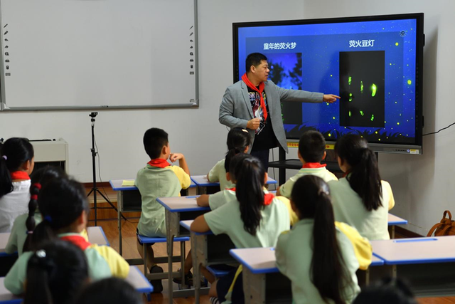 ▲ 华中农业大学植物科学技术学院教授付新华在给孩子们进行萤火虫科普。陈逸航▕摄