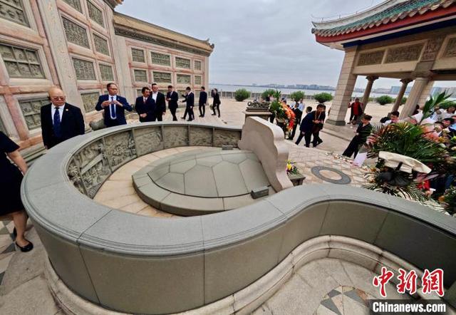 图为各界人士献花缅怀陈嘉庚先生。中新社记者 王东明 摄