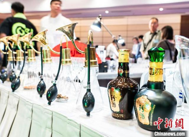 图为参展商代理的内地贵州省产白酒。中新网记者 侯宇 摄