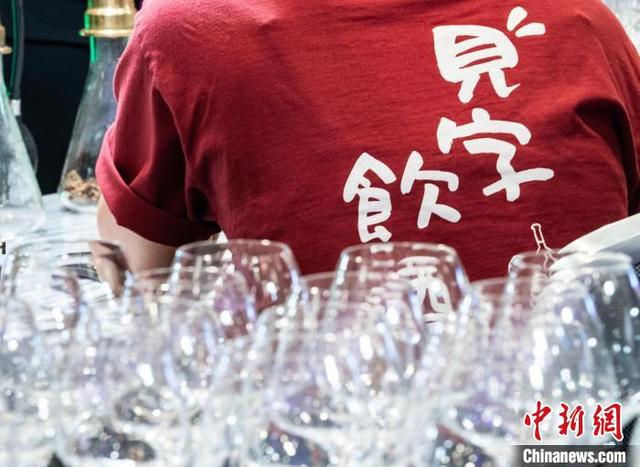 图为发布会现场的参展商展位。中新网记者 侯宇 摄