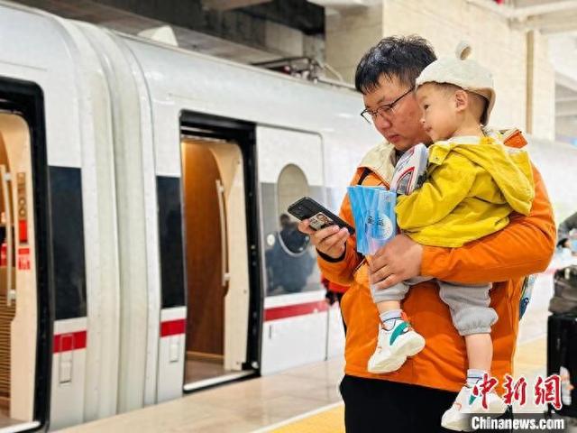 10月21日，潍坊至烟台高铁开通运营，乘客准备上车。曲寓直 摄
