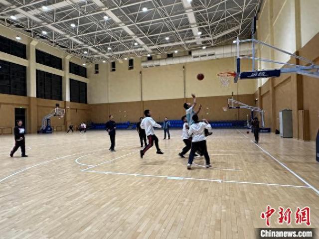10月20日，“两岸同源中华情·青春少年陇上行”研学活动走进甘肃平凉一中。闫姣 摄