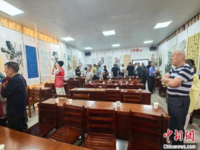 雁叫社区“侨胞之家”组织归侨、侨眷、侨属开展书画交流活动。 谭张怡 摄