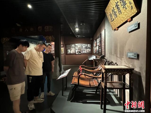 观众驻足参观。华侨博物院供图