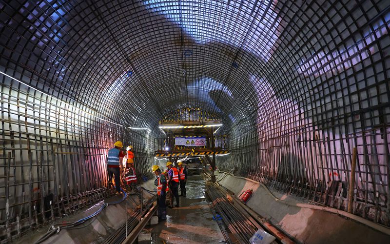 17号线中段区间贯通后，工人在隧道内进行后续施工。新京报记者 王贵彬 摄