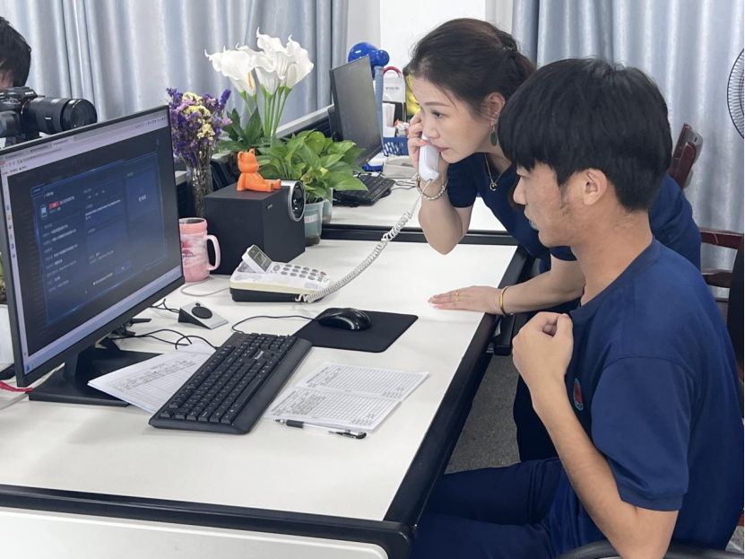 图为值班人员通过智慧消防云平台与用户联系