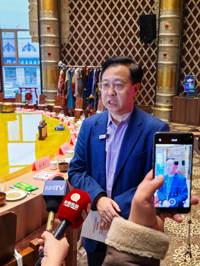 李光斗接受记者采访。